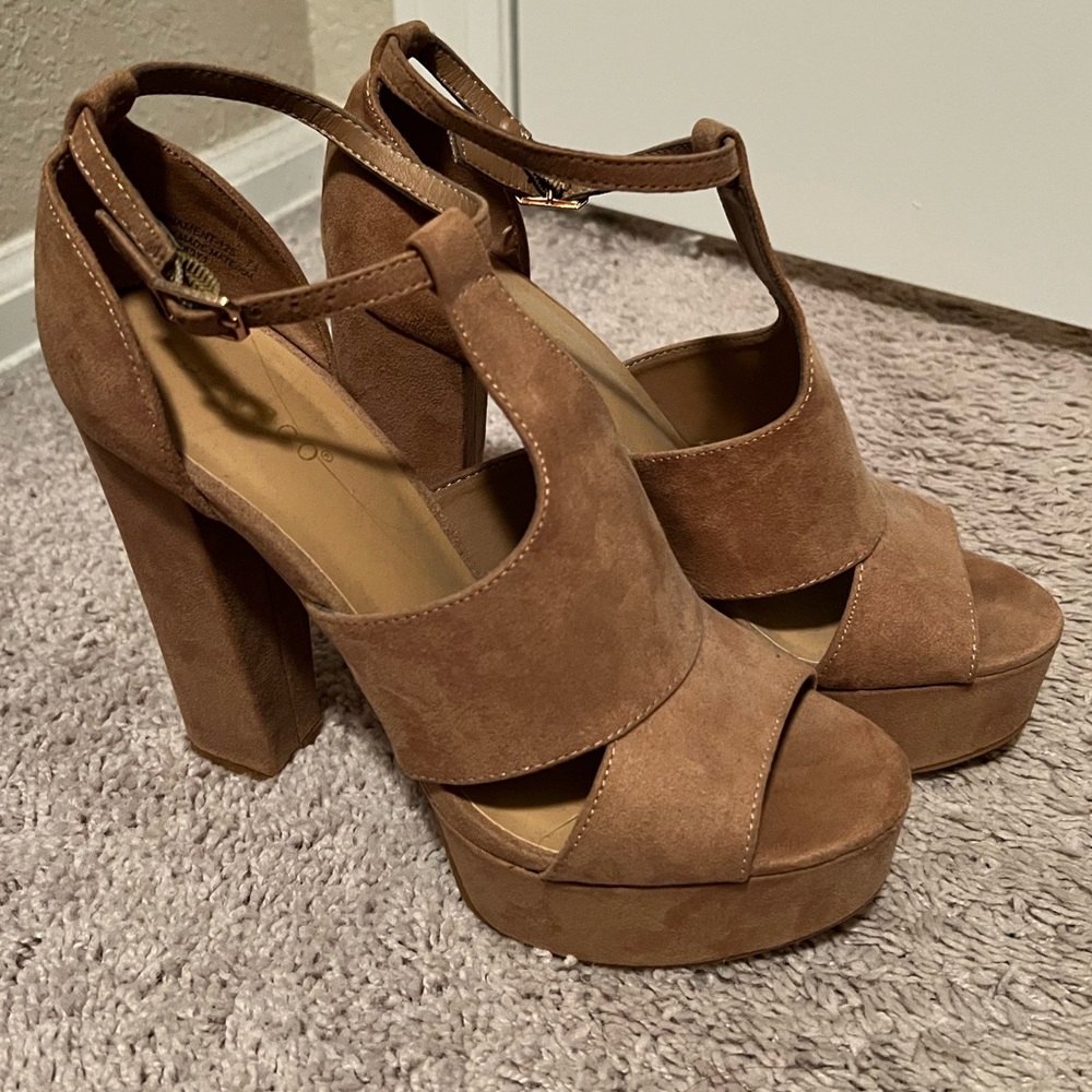 Brand new! Womens Suede Heels